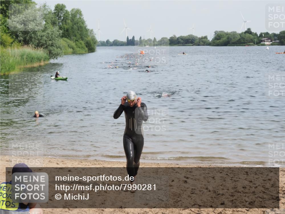 21.06.2025 - 27. Vierlanden-Triathlon MichiJ http://msf.ph/oto/7990281 15.06.2026 09:52:58 Schwimmen 328 meine-sportfotos.de