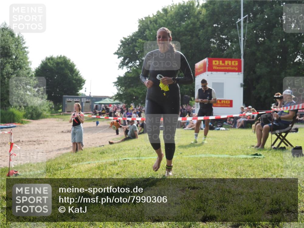 15.06.2025 - 27. Vierlanden-Triathlon KatJ http://msf.ph/oto/7990306 15.06.2025 09:10:24 Schwimmen 213, 218, 250 meine-sportfotos.de