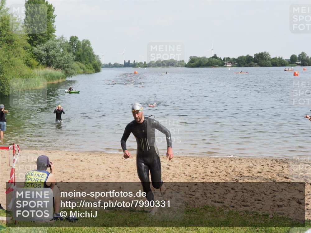 21.06.2025 - 27. Vierlanden-Triathlon MichiJ http://msf.ph/oto/7990331 15.06.2026 09:53:00 Schwimmen 265, 328 meine-sportfotos.de