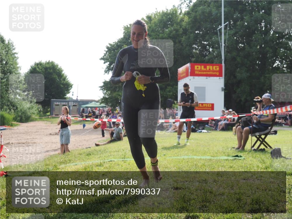 15.06.2025 - 27. Vierlanden-Triathlon KatJ http://msf.ph/oto/7990337 15.06.2025 09:10:24 Schwimmen 213, 218, 250 meine-sportfotos.de
