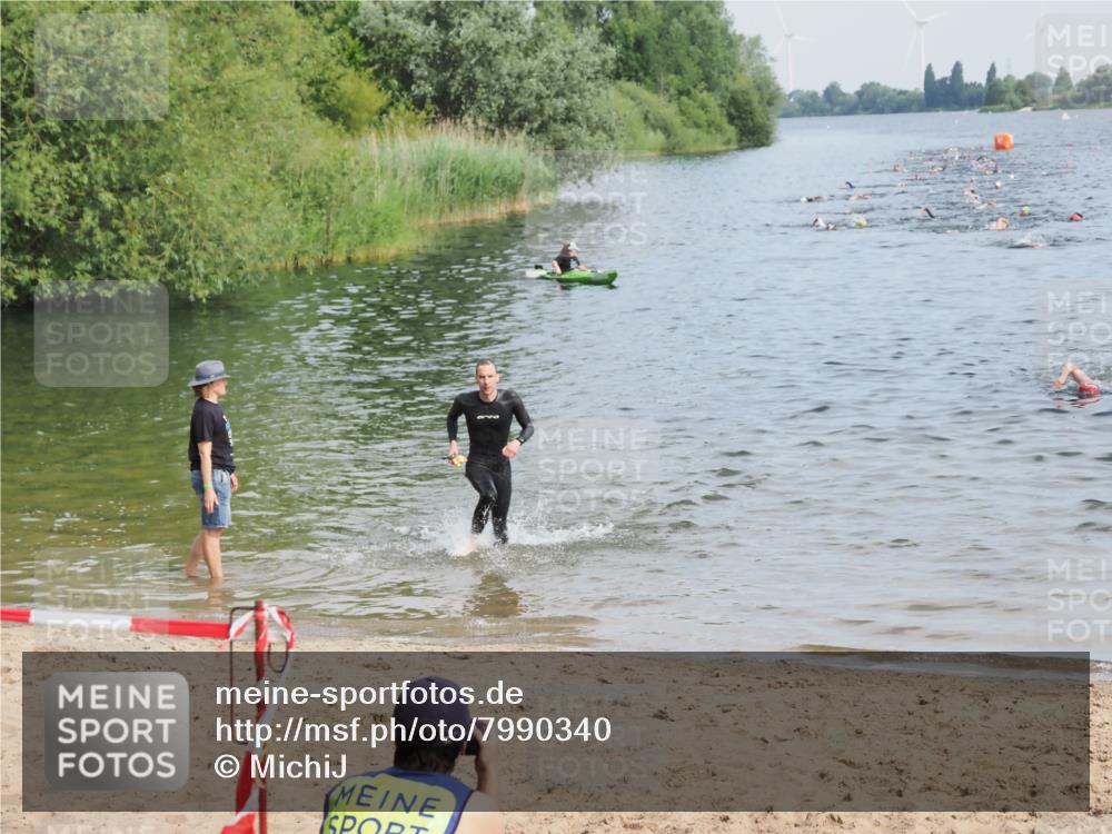 21.06.2025 - 27. Vierlanden-Triathlon MichiJ http://msf.ph/oto/7990340 15.06.2026 09:53:04 Schwimmen 265, 328 meine-sportfotos.de