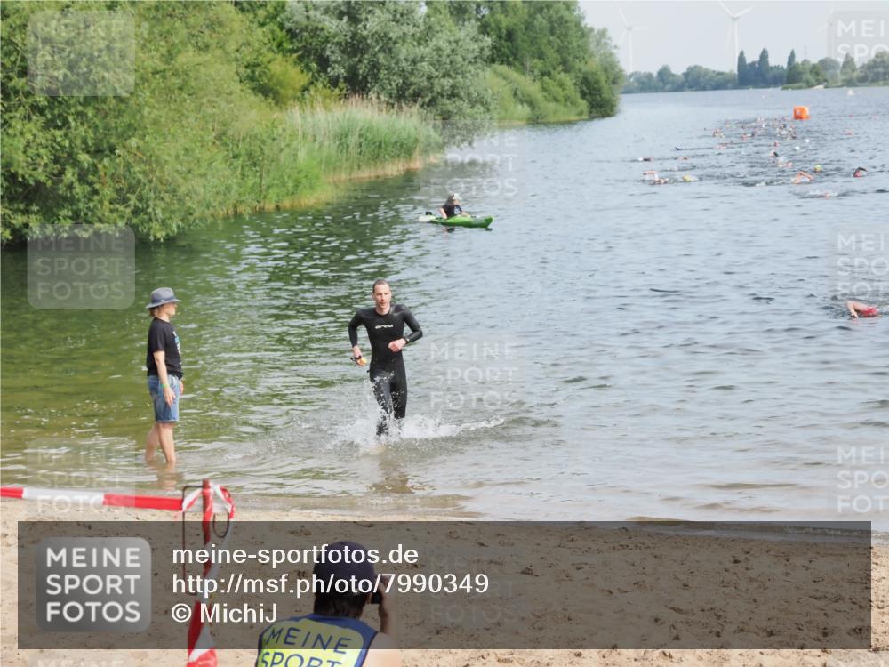 21.06.2025 - 27. Vierlanden-Triathlon MichiJ http://msf.ph/oto/7990349 15.06.2026 09:53:04 Schwimmen 265, 328 meine-sportfotos.de