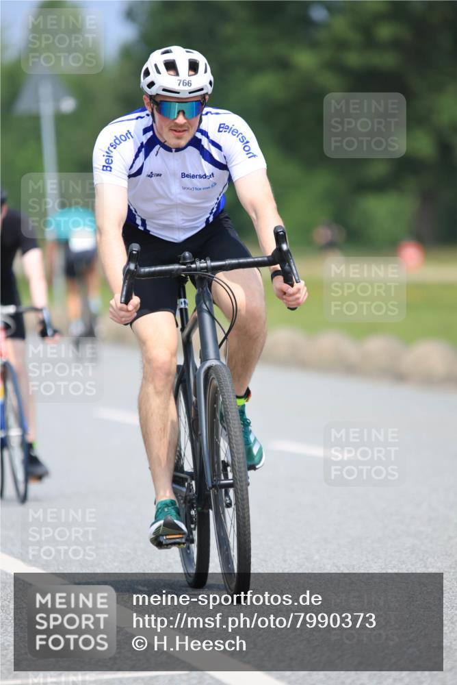 21.06.2025 - 27. Vierlanden-Triathlon H.Heesch http://msf.ph/oto/7990373 15.06.2025 11:50:17 Radfahren 670, 729, 731, 766, 783 meine-sportfotos.de