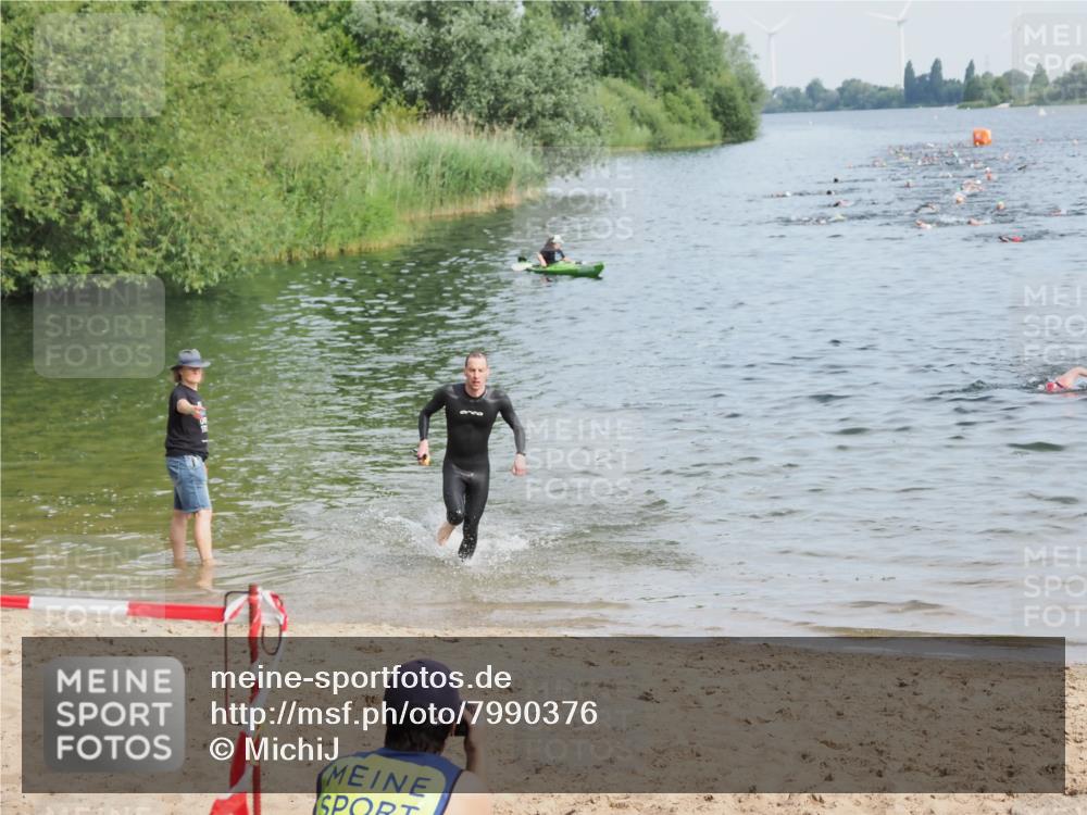 21.06.2025 - 27. Vierlanden-Triathlon MichiJ http://msf.ph/oto/7990376 15.06.2026 09:53:04 Schwimmen 265, 328 meine-sportfotos.de