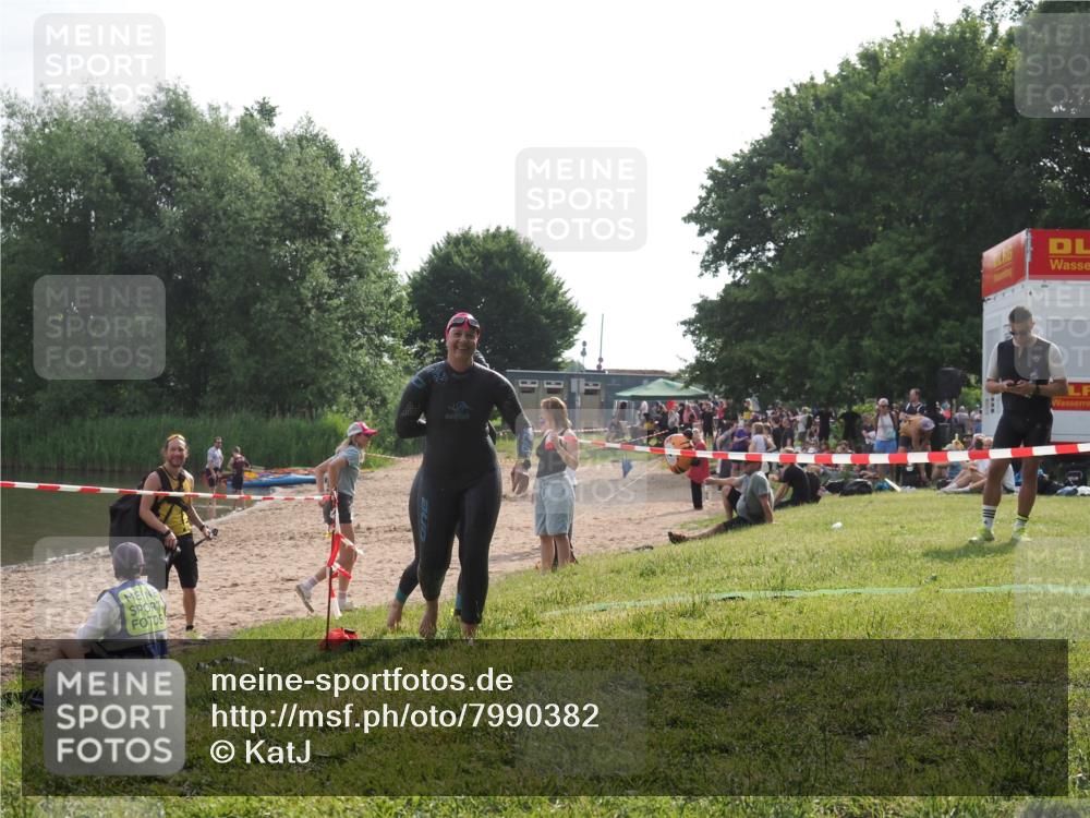 15.06.2025 - 27. Vierlanden-Triathlon KatJ http://msf.ph/oto/7990382 15.06.2025 09:10:28 Schwimmen 213, 218, 250 meine-sportfotos.de