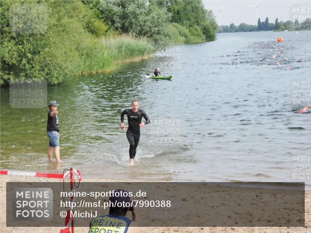 21.06.2025 - 27. Vierlanden-Triathlon MichiJ http://msf.ph/oto/7990388 15.06.2026 09:53:05 Schwimmen 265, 328 meine-sportfotos.de