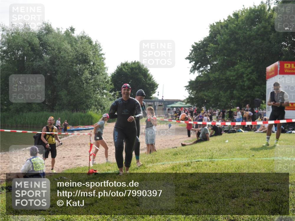 15.06.2025 - 27. Vierlanden-Triathlon KatJ http://msf.ph/oto/7990397 15.06.2025 09:10:28 Schwimmen 213, 218, 250 meine-sportfotos.de