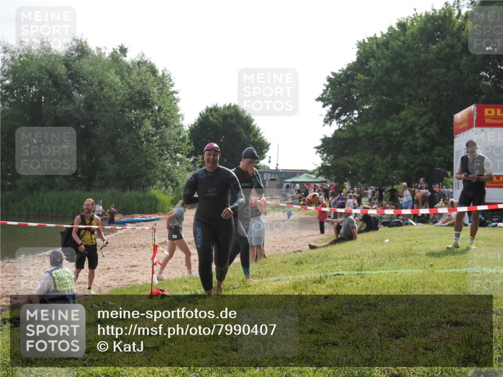 15.06.2025 - 27. Vierlanden-Triathlon KatJ http://msf.ph/oto/7990407 15.06.2025 09:10:29 Schwimmen 213, 218, 250 meine-sportfotos.de