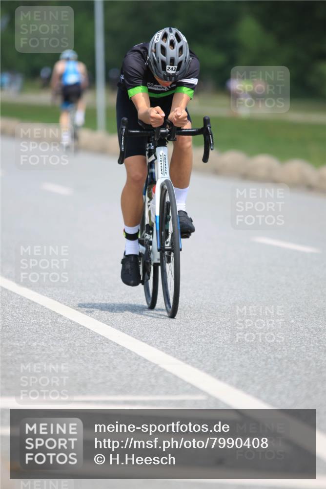 21.06.2025 - 27. Vierlanden-Triathlon H.Heesch http://msf.ph/oto/7990408 15.06.2025 11:50:28 Radfahren 242 meine-sportfotos.de