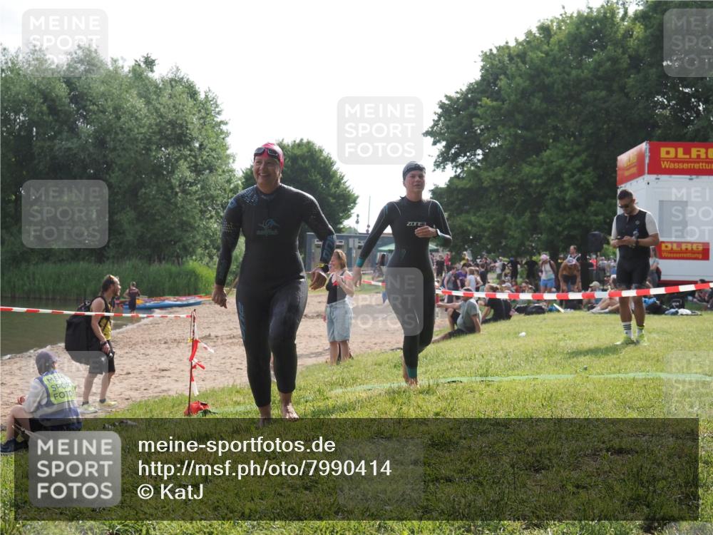 15.06.2025 - 27. Vierlanden-Triathlon KatJ http://msf.ph/oto/7990414 15.06.2025 09:10:29 Schwimmen 213, 218, 250 meine-sportfotos.de
