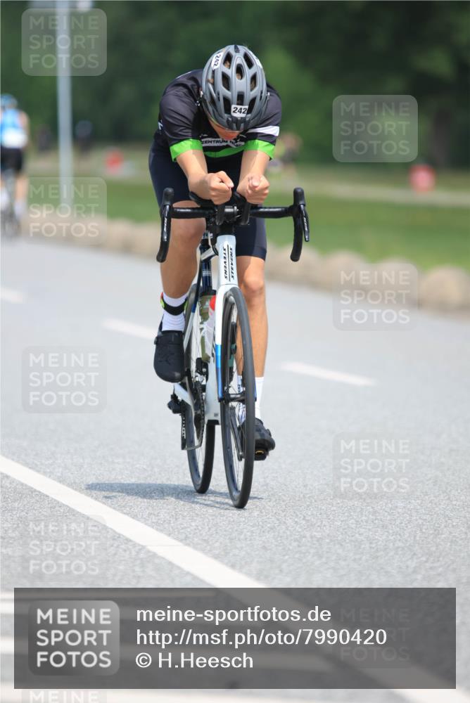 21.06.2025 - 27. Vierlanden-Triathlon H.Heesch http://msf.ph/oto/7990420 15.06.2025 11:50:28 Radfahren 242 meine-sportfotos.de