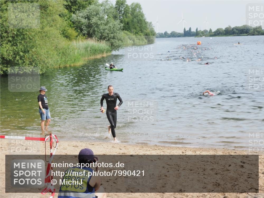 21.06.2025 - 27. Vierlanden-Triathlon MichiJ http://msf.ph/oto/7990421 15.06.2026 09:53:05 Schwimmen 265, 328 meine-sportfotos.de