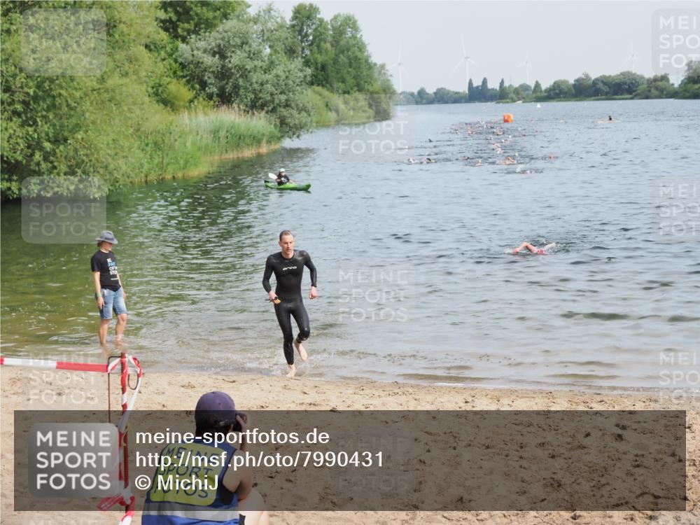 21.06.2025 - 27. Vierlanden-Triathlon MichiJ http://msf.ph/oto/7990431 15.06.2026 09:53:06 Schwimmen 265, 328 meine-sportfotos.de
