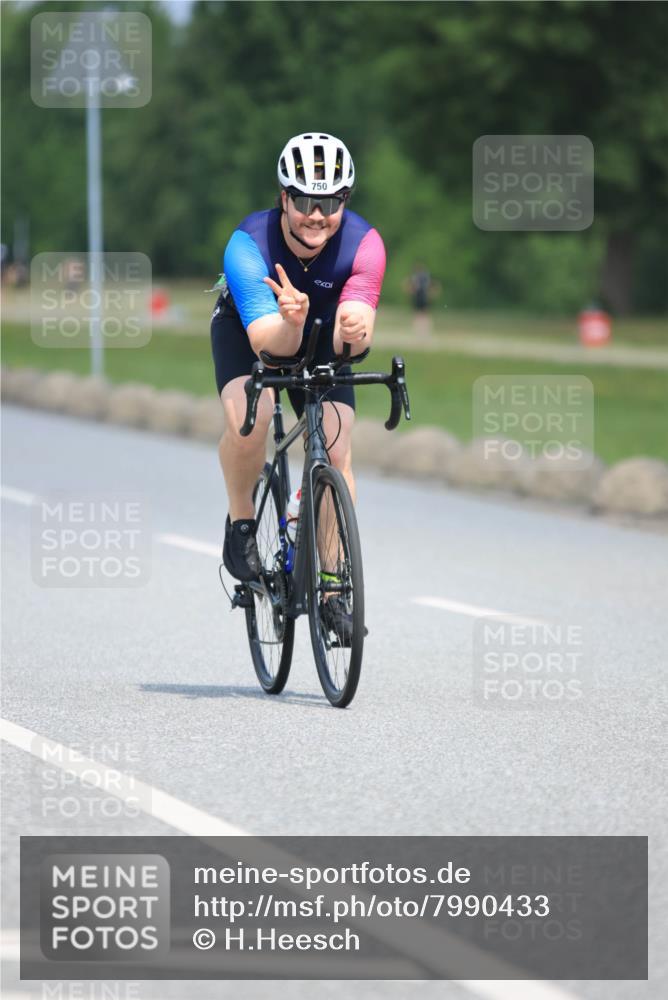 21.06.2025 - 27. Vierlanden-Triathlon H.Heesch http://msf.ph/oto/7990433 15.06.2025 11:50:45 Radfahren 750, 769 meine-sportfotos.de