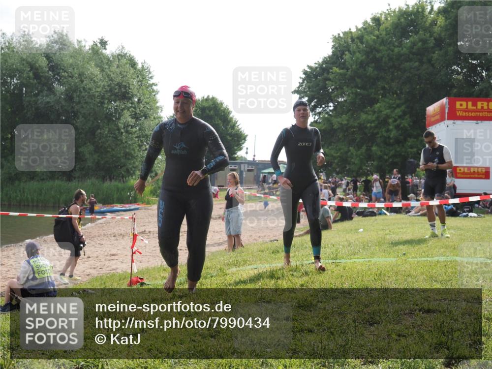 15.06.2025 - 27. Vierlanden-Triathlon KatJ http://msf.ph/oto/7990434 15.06.2025 09:10:30 Schwimmen 213, 218, 250 meine-sportfotos.de