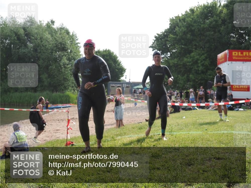 15.06.2025 - 27. Vierlanden-Triathlon KatJ http://msf.ph/oto/7990445 15.06.2025 09:10:30 Schwimmen 213, 218, 250 meine-sportfotos.de