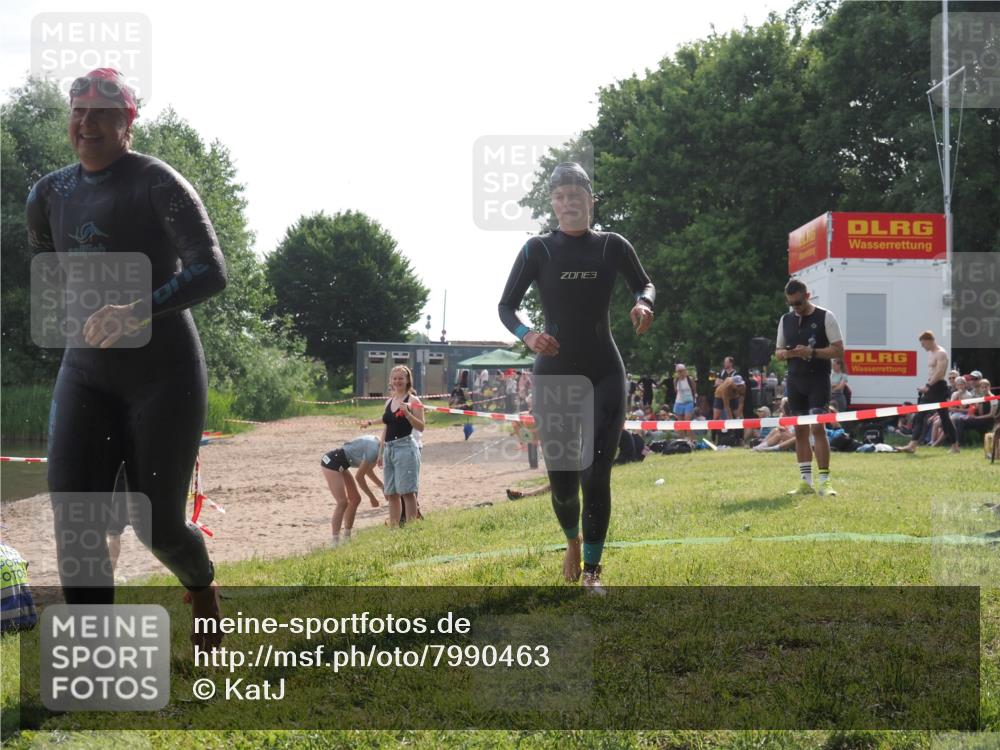 15.06.2025 - 27. Vierlanden-Triathlon KatJ http://msf.ph/oto/7990463 15.06.2025 09:10:31 Schwimmen 213, 218, 250 meine-sportfotos.de