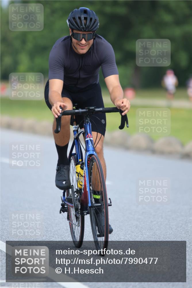 21.06.2025 - 27. Vierlanden-Triathlon H.Heesch http://msf.ph/oto/7990477 15.06.2025 11:51:37 Radfahren 728, 824, 952, 958 meine-sportfotos.de