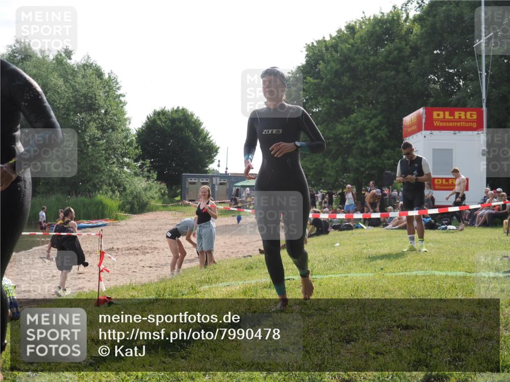 15.06.2025 - 27. Vierlanden-Triathlon KatJ http://msf.ph/oto/7990478 15.06.2025 09:10:31 Schwimmen 213, 218, 250 meine-sportfotos.de