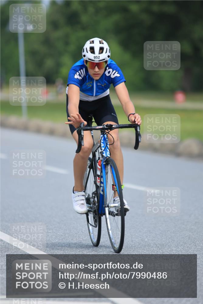 21.06.2025 - 27. Vierlanden-Triathlon H.Heesch http://msf.ph/oto/7990486 15.06.2025 11:51:39 Radfahren 728, 841, 952, 958 meine-sportfotos.de