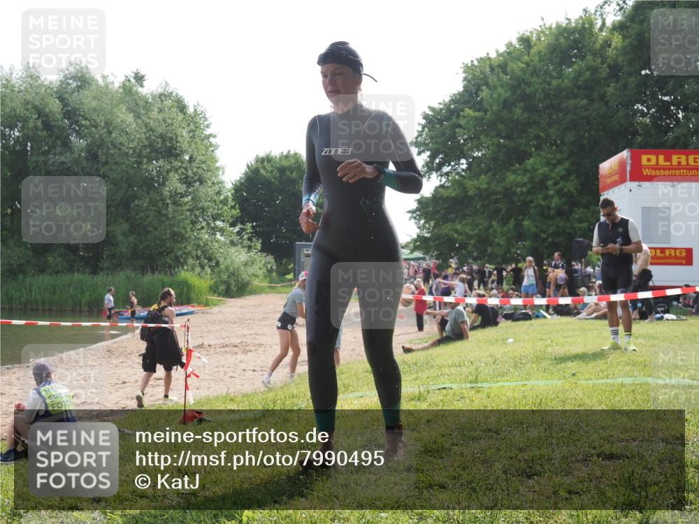 15.06.2025 - 27. Vierlanden-Triathlon KatJ http://msf.ph/oto/7990495 15.06.2025 09:10:32 Schwimmen 213, 218, 250 meine-sportfotos.de