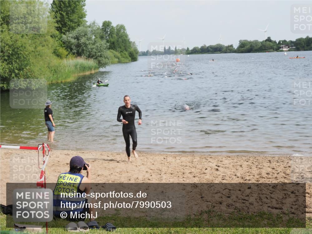 21.06.2025 - 27. Vierlanden-Triathlon MichiJ http://msf.ph/oto/7990503 15.06.2026 09:53:07 Schwimmen 265, 328 meine-sportfotos.de