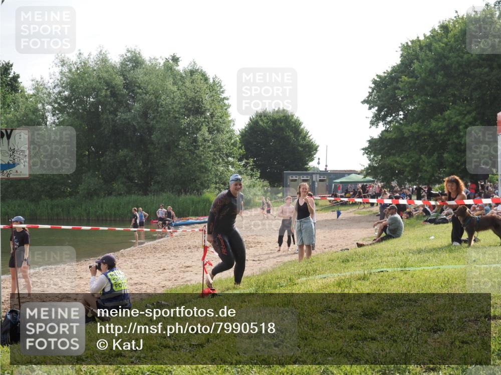 15.06.2025 - 27. Vierlanden-Triathlon KatJ http://msf.ph/oto/7990518 15.06.2025 09:11:55 Schwimmen 229, 245 meine-sportfotos.de