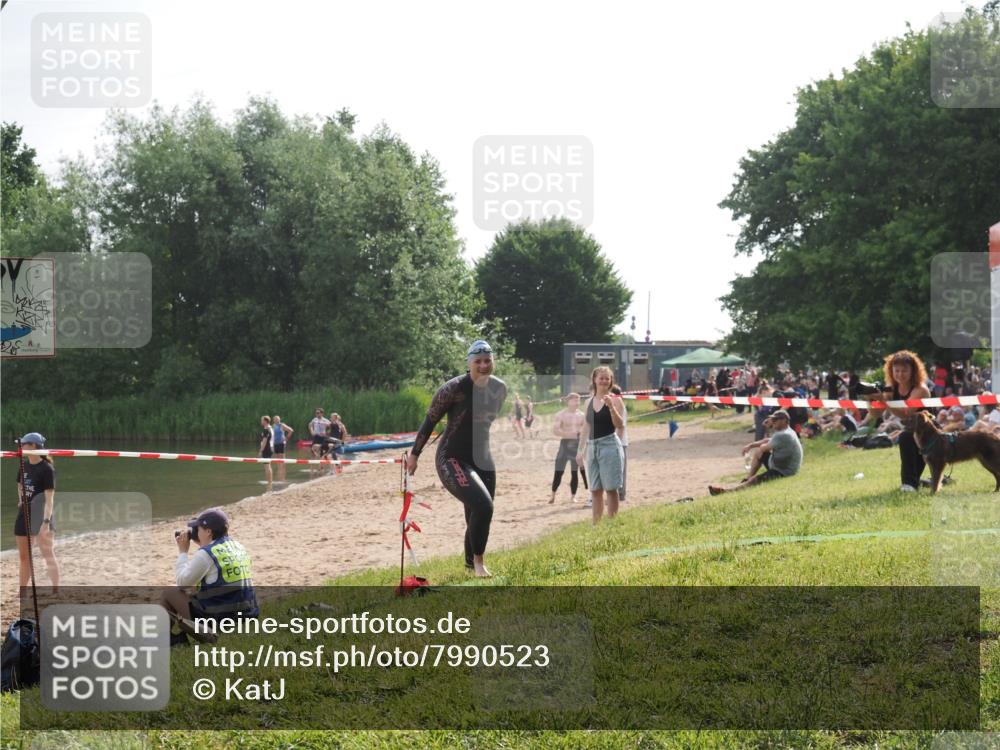 15.06.2025 - 27. Vierlanden-Triathlon KatJ http://msf.ph/oto/7990523 15.06.2025 09:11:55 Schwimmen 229, 245 meine-sportfotos.de