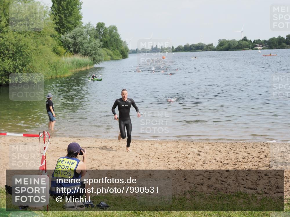 21.06.2025 - 27. Vierlanden-Triathlon MichiJ http://msf.ph/oto/7990531 15.06.2026 09:53:07 Schwimmen 265, 328 meine-sportfotos.de