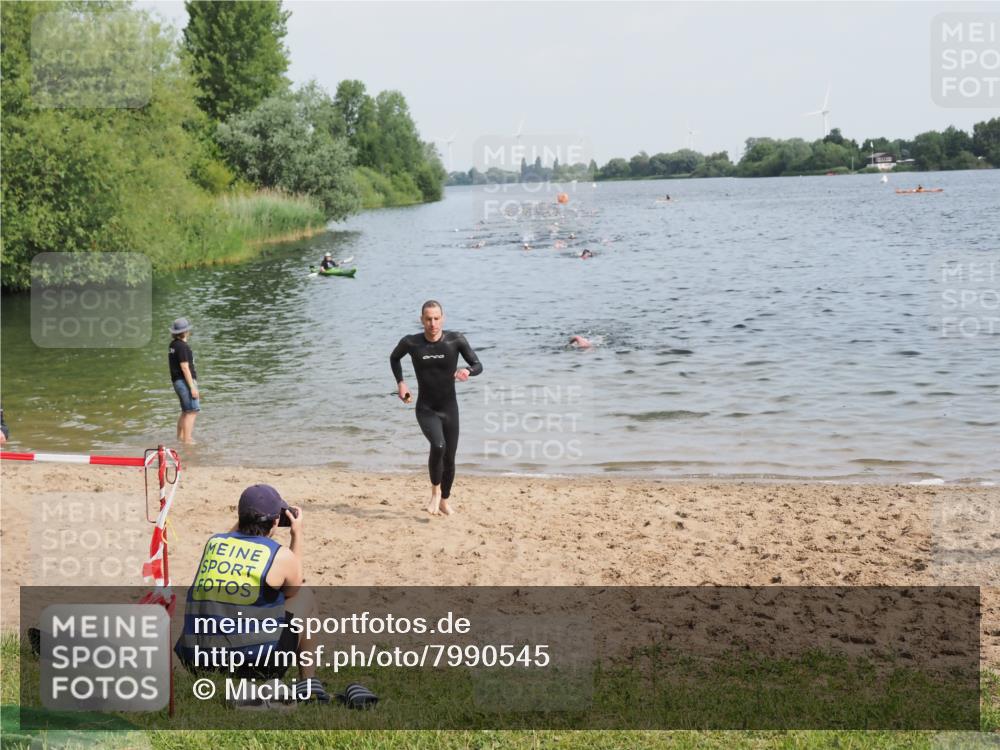 21.06.2025 - 27. Vierlanden-Triathlon MichiJ http://msf.ph/oto/7990545 15.06.2026 09:53:07 Schwimmen 265, 328 meine-sportfotos.de