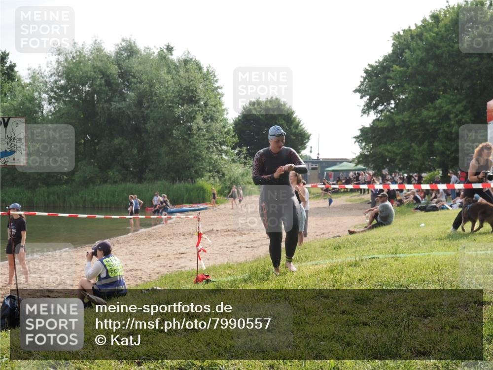 15.06.2025 - 27. Vierlanden-Triathlon KatJ http://msf.ph/oto/7990557 15.06.2025 09:11:56 Schwimmen 229, 245 meine-sportfotos.de