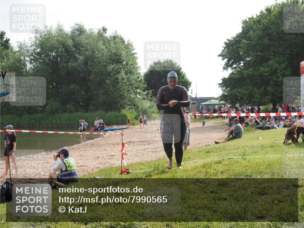 15.06.2025 - 27. Vierlanden-Triathlon KatJ http://msf.ph/oto/7990565 15.06.2025 09:11:56 Schwimmen 229, 245 meine-sportfotos.de