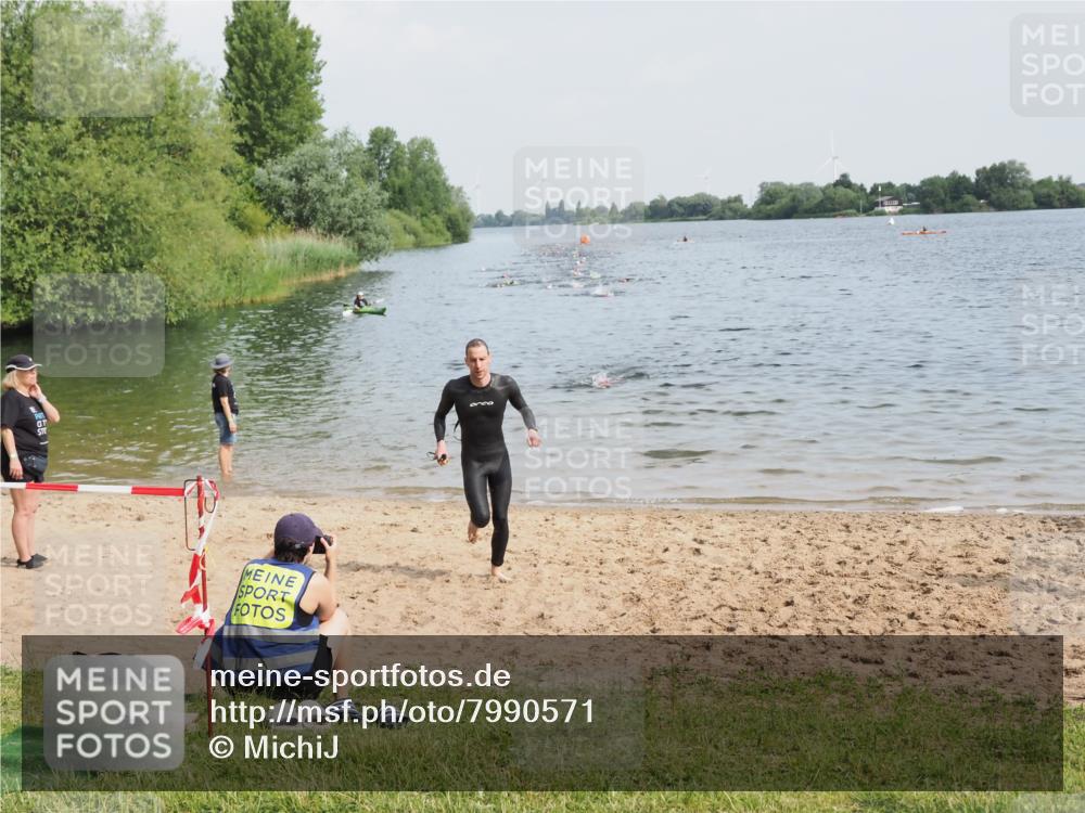 21.06.2025 - 27. Vierlanden-Triathlon MichiJ http://msf.ph/oto/7990571 15.06.2026 09:53:08 Schwimmen 265 meine-sportfotos.de