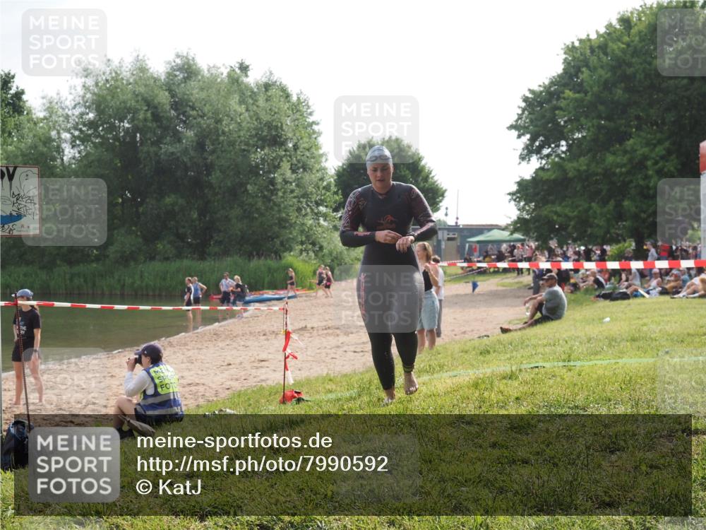15.06.2025 - 27. Vierlanden-Triathlon KatJ http://msf.ph/oto/7990592 15.06.2025 09:11:57 Schwimmen 229, 245 meine-sportfotos.de