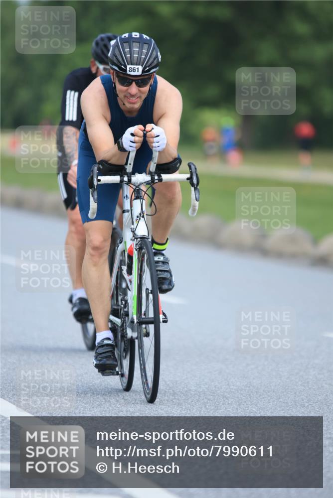21.06.2025 - 27. Vierlanden-Triathlon H.Heesch http://msf.ph/oto/7990611 15.06.2025 11:52:25 Radfahren 856, 861, 951 meine-sportfotos.de
