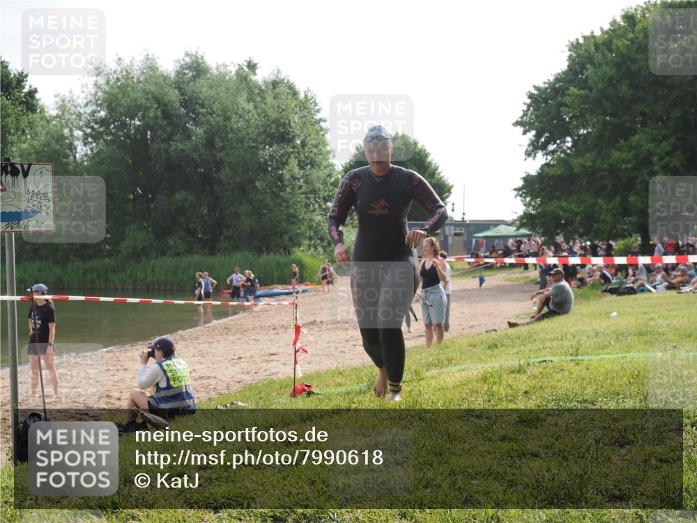 15.06.2025 - 27. Vierlanden-Triathlon KatJ http://msf.ph/oto/7990618 15.06.2025 09:11:57 Schwimmen 229, 245 meine-sportfotos.de