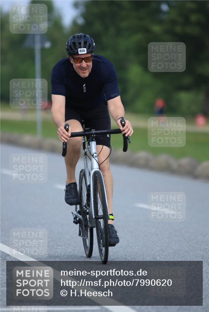 21.06.2025 - 27. Vierlanden-Triathlon H.Heesch http://msf.ph/oto/7990620 15.06.2025 11:52:34 Radfahren 201, 663, 672, 785, 789, 856, 963 meine-sportfotos.de