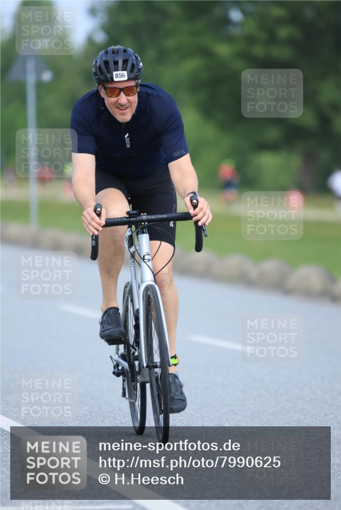 21.06.2025 - 27. Vierlanden-Triathlon H.Heesch http://msf.ph/oto/7990625 15.06.2025 11:52:34 Radfahren 201, 663, 672, 785, 789, 856, 963 meine-sportfotos.de