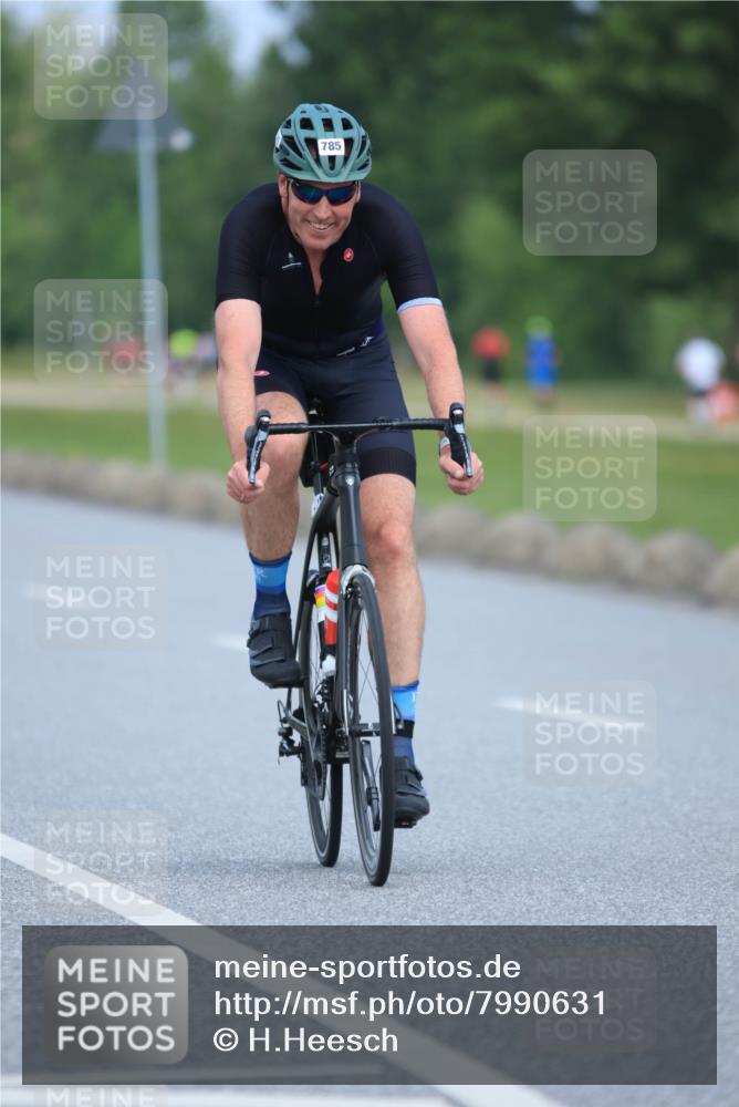21.06.2025 - 27. Vierlanden-Triathlon H.Heesch http://msf.ph/oto/7990631 15.06.2025 11:52:37 Radfahren 201, 663, 672, 785, 789, 856, 963 meine-sportfotos.de