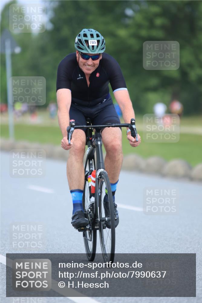21.06.2025 - 27. Vierlanden-Triathlon H.Heesch http://msf.ph/oto/7990637 15.06.2025 11:52:38 Radfahren 201, 663, 672, 785, 789, 963 meine-sportfotos.de