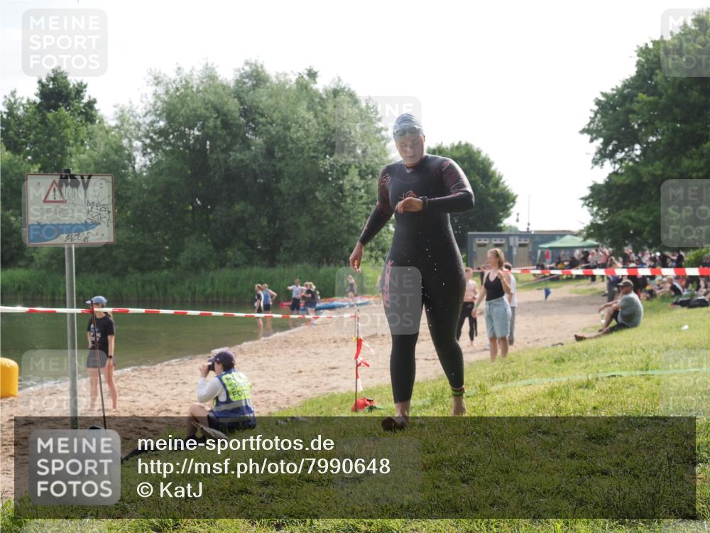 15.06.2025 - 27. Vierlanden-Triathlon KatJ http://msf.ph/oto/7990648 15.06.2025 09:11:57 Schwimmen 229, 245 meine-sportfotos.de
