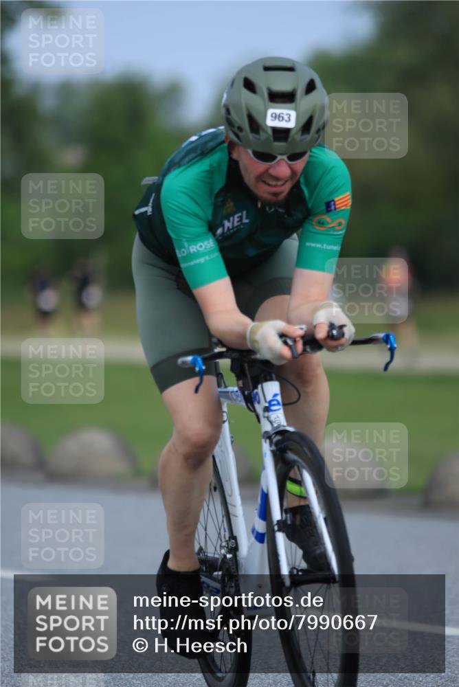 21.06.2025 - 27. Vierlanden-Triathlon H.Heesch http://msf.ph/oto/7990667 15.06.2025 11:52:42 Radfahren 201, 672, 789, 963 meine-sportfotos.de