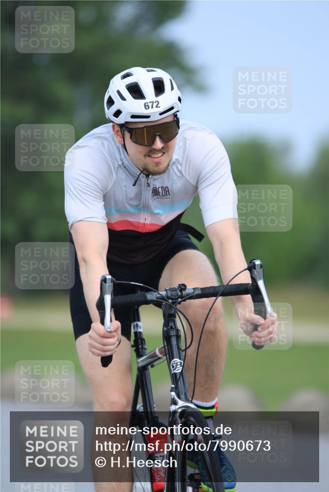 21.06.2025 - 27. Vierlanden-Triathlon H.Heesch http://msf.ph/oto/7990673 15.06.2025 11:52:43 Radfahren 201, 672, 703, 789, 963 meine-sportfotos.de