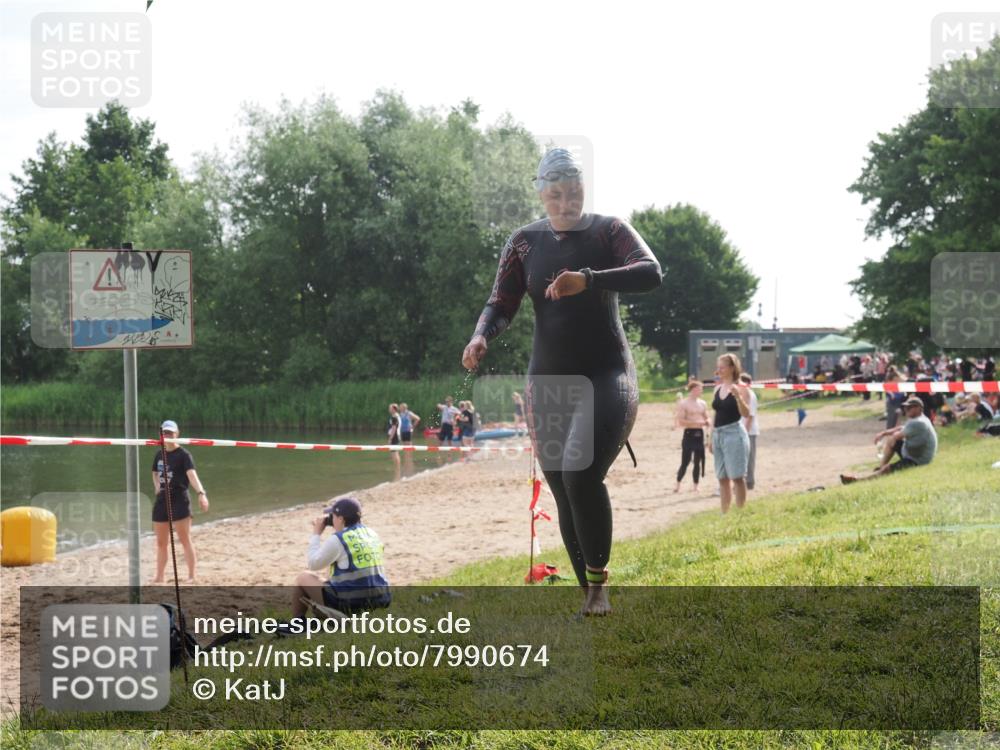 15.06.2025 - 27. Vierlanden-Triathlon KatJ http://msf.ph/oto/7990674 15.06.2025 09:11:57 Schwimmen 229, 245 meine-sportfotos.de