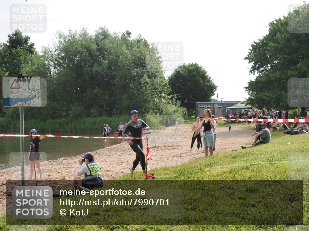 15.06.2025 - 27. Vierlanden-Triathlon KatJ http://msf.ph/oto/7990701 15.06.2025 09:12:00 Schwimmen 215, 229, 245 meine-sportfotos.de