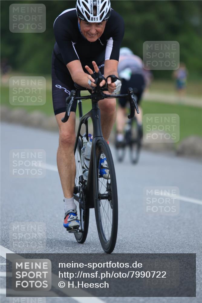 21.06.2025 - 27. Vierlanden-Triathlon H.Heesch http://msf.ph/oto/7990722 15.06.2025 11:53:05 Radfahren 687, 811, 921, 934 meine-sportfotos.de