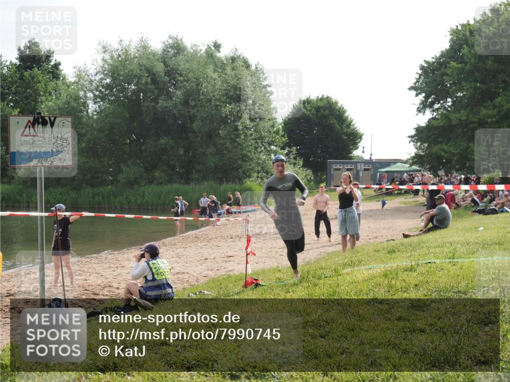 15.06.2025 - 27. Vierlanden-Triathlon KatJ http://msf.ph/oto/7990745 15.06.2025 09:12:01 Schwimmen 201, 215, 229, 245 meine-sportfotos.de