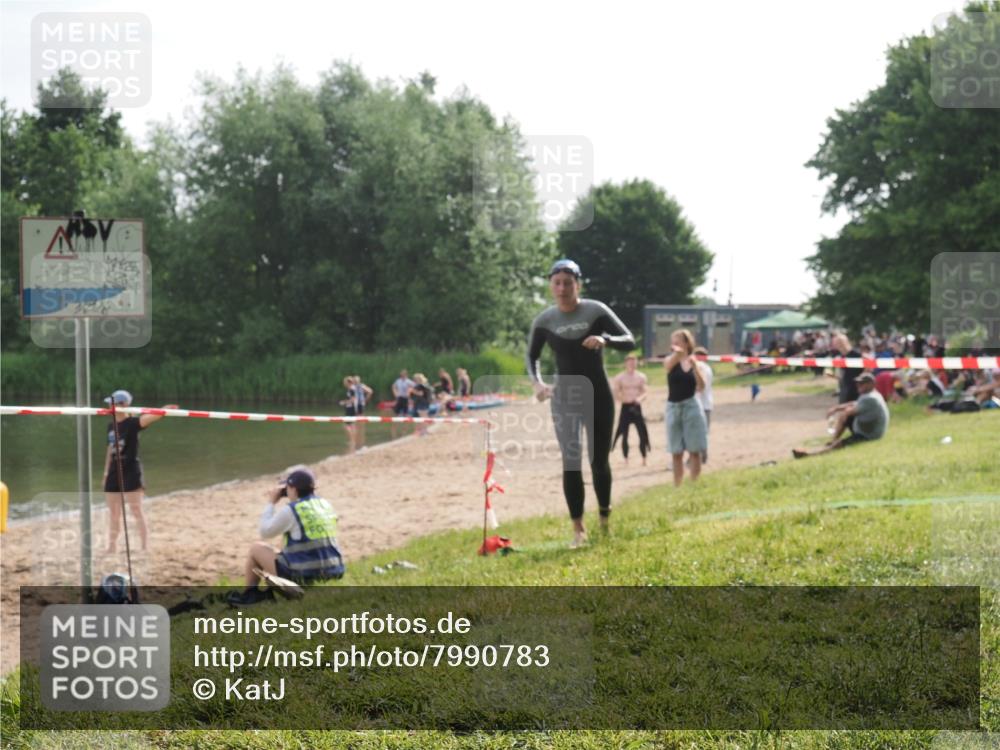 15.06.2025 - 27. Vierlanden-Triathlon KatJ http://msf.ph/oto/7990783 15.06.2025 09:12:01 Schwimmen 201, 215, 229, 245 meine-sportfotos.de
