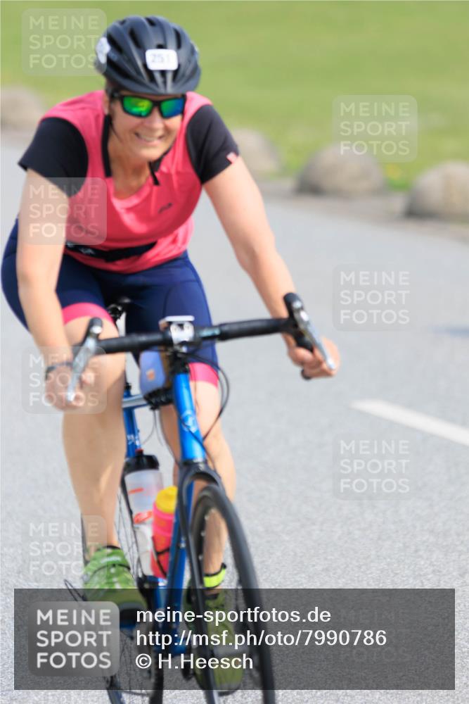 15.06.2025 - 27. Vierlanden-Triathlon H.Heesch http://msf.ph/oto/7990786 15.06.2025 09:52:23 Radfahren 51, 214, 223, 231, 251 meine-sportfotos.de