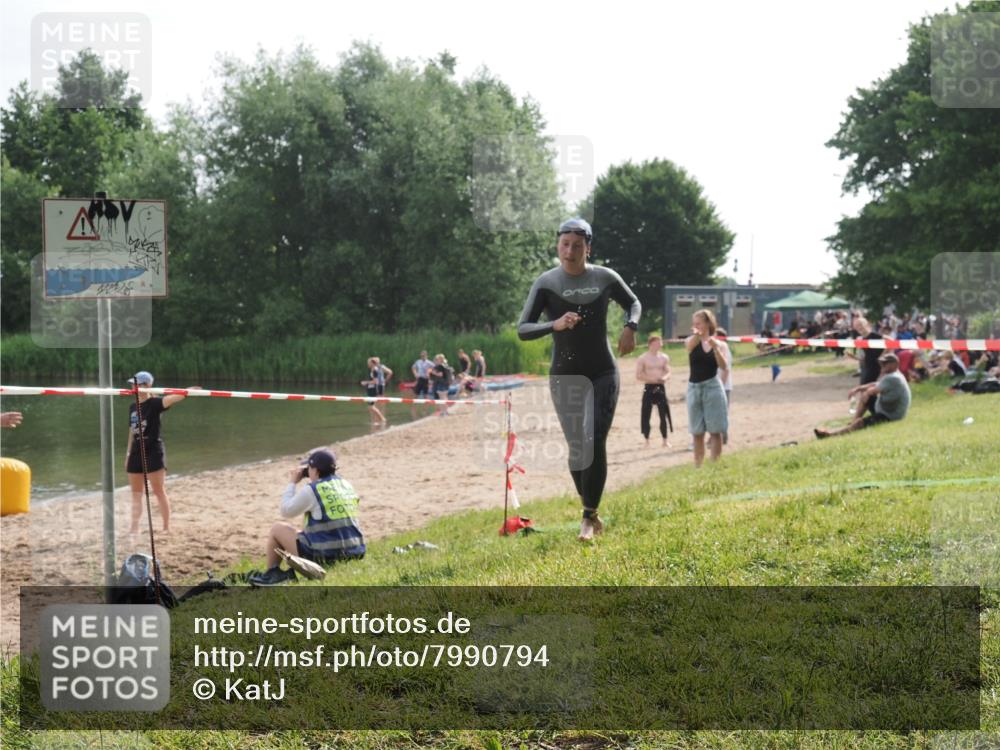15.06.2025 - 27. Vierlanden-Triathlon KatJ http://msf.ph/oto/7990794 15.06.2025 09:12:02 Schwimmen 201, 215, 229, 245 meine-sportfotos.de
